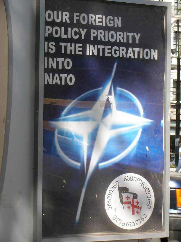 Плакат о НАТО в центре Тбилиси