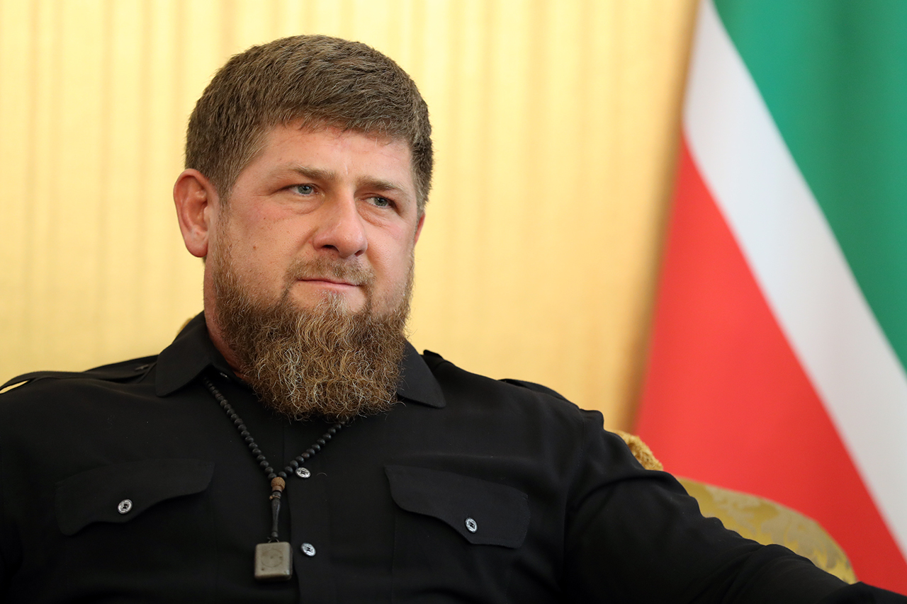 Политолог Самонкин призвал к "информационной сдержанности" после шутки Кадырова об исчезновении Делимханова
