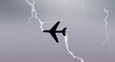 Пассажир снял удар молнии в самолет