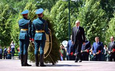 Путин почтил память павших у Вечного огня