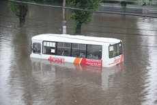 Пассажиры плыли в автобусе под 