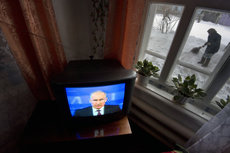 Почему россияне не уважают ТВ, но верят ему