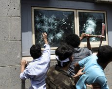 Коалиция атаковала посольство РФ в Йемене, хуситы его разграбили