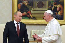Вместо жесткости: Папа Римский наградил Путина медалью ангела-миротворца