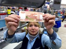 Половине россиян хватает денег только на еду и одежду