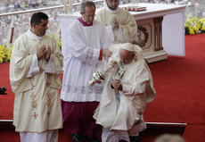 Папа Римский упал во время мессы