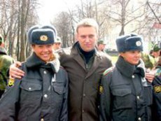 Навальный подтвердил - Духанина бросала камни в ОМОН