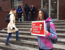 Активисты «Антимайдана» продолжают пикетировать офис ФБК