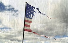 Хиллари Клинтон снова обрушила флаги США