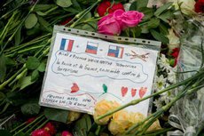 Россия соболезнует: У посольства Франции - людское море со цветами