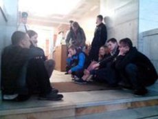 Нацболы провели 'оккупай грязный пол' в мэрии Москвы