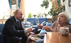 Путин приехал поздравить Людмилу Алексееву с днем рождения
