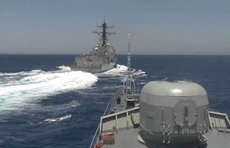 Крейсер ВМС США подрезает 