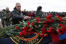 Чиновники Курортного района Петербурга последними возложили венок на могиле погибшего бойца ЧВК 