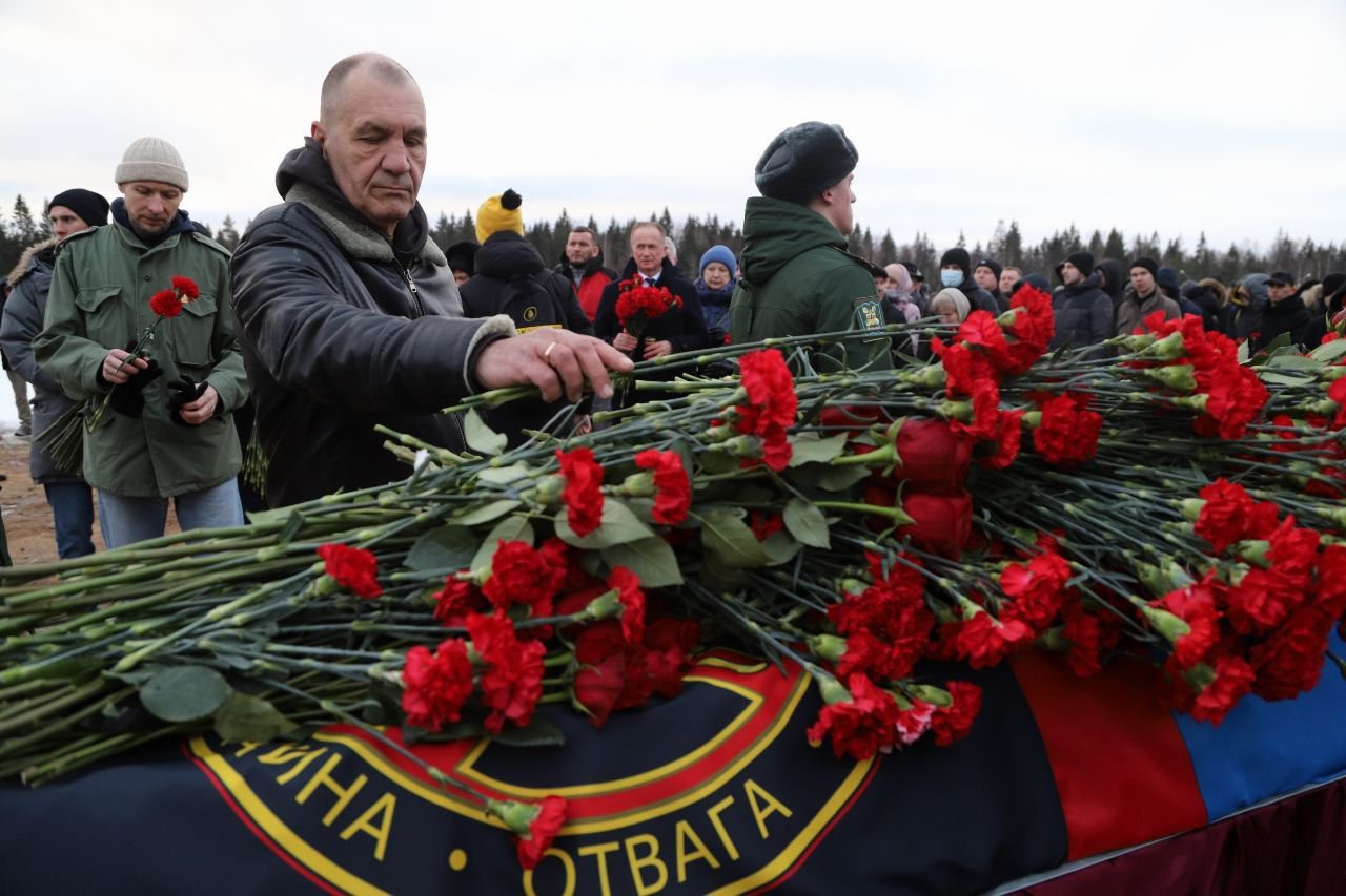 Похоронные чвк вагнер. Венок ЧВК Вагнер. Похоронные цветы.