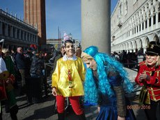 На Венецианском карнавале показали спектакли о продажности европейских политиков