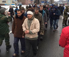 Жители Донецка пытались разорвать пленных 