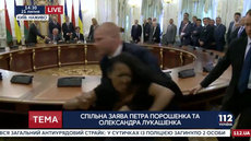 Встречу Лукашенко и Порошенко прервали обморок и обнаженка