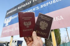Жители Донбасса массово едут получать паспорта РФ