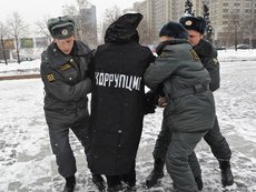 Социологи: Россияне видят в Путине борца с коррупцией и обидчика бюрократов