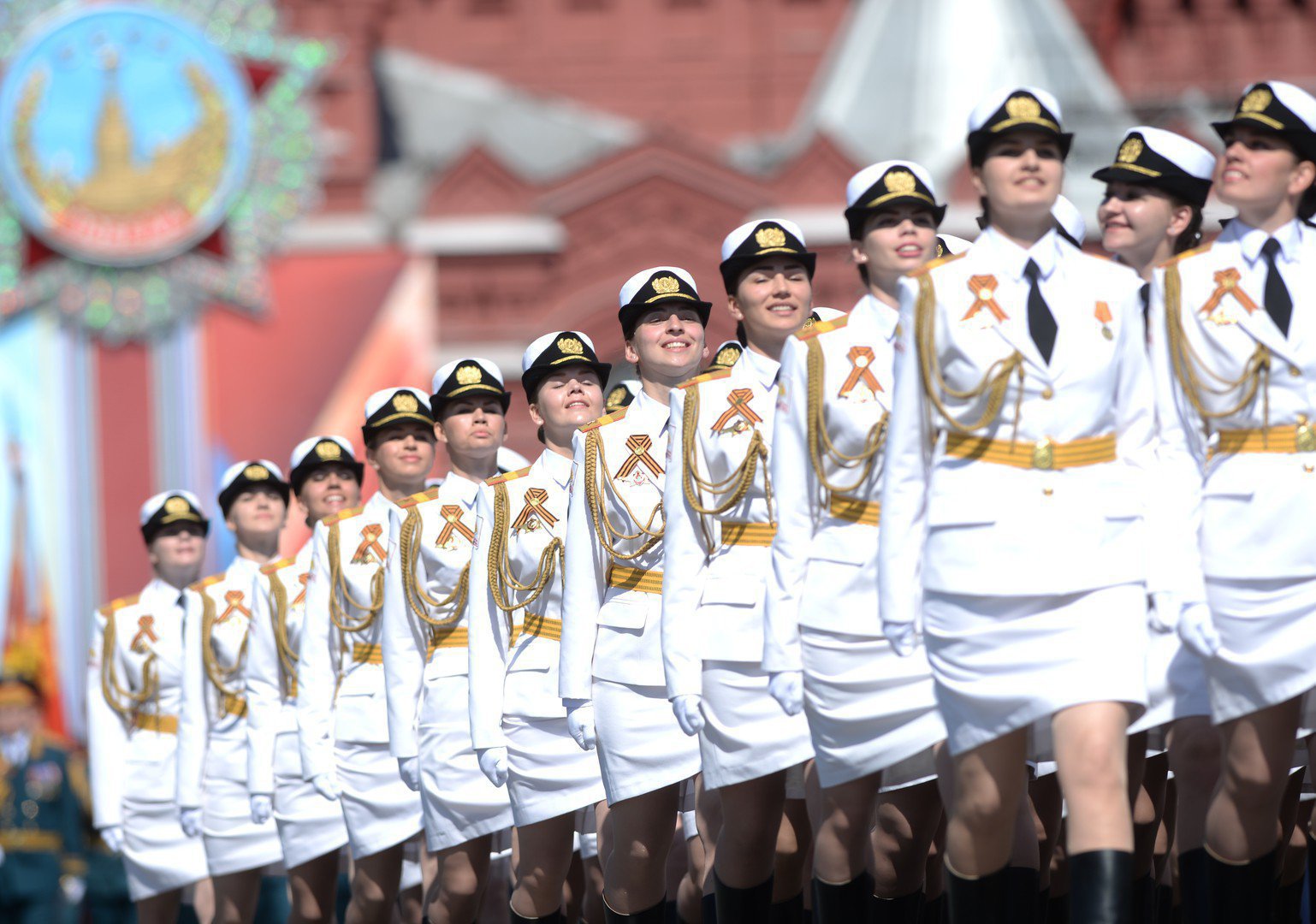 Красная парадная форма. Девушки военные на параде.