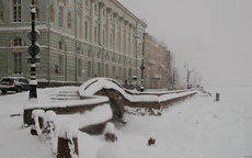 Петербуржцы делятся снимками засыпанных снегом улиц в соцсетях. Коммунальщиков не видно