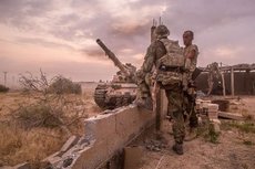 Оплавленный песок и гнутые стволы оружия: в Сети напомнили о крупнейшем столкновении РФ и США в Сирии