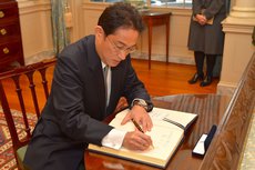 Японский парламент избрал Кисиду новым премьер-министром