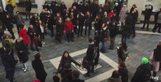 Флешмоб: На вокзале Запорожья прогремела русская песня