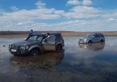 Спасавшие друг друга машины застряли в болоте