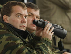 Медведев снял вопрос о Сердюкове