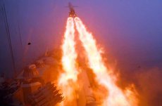 Русский фрегат бил ракетами над кораблем НАТО