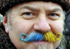 Украинцев в ЕС заставили носить жовто-блакитную одежду