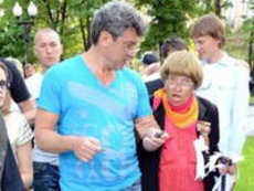 Немцов пообещал слушаться 'бабушку-митинг'