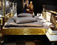 ФАС отнимает у чиновников VIP-машины и золотые кровати