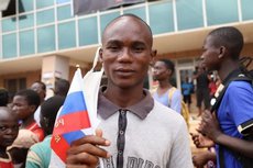 Центральноафриканцы в Банги провели праздничное шествие в День России