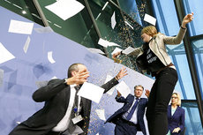 Европейка атаковала главу ЕЦБ и закидала его бумагой