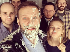 Как тортометатели заставили Навального отведать ванили