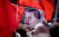 КПРФ заманивает россиян Сталиным и мумией Ленина