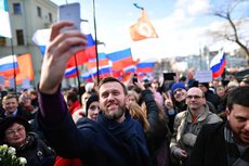 На марше памяти Немцова разрешили смех, селфи и флаги партий