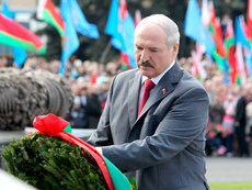 Почему Лукашенко не приедет 9 мая и запретил ли он георгиевскую ленту