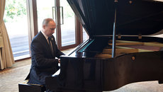 Путин снова сыграл на рояле песни молодости