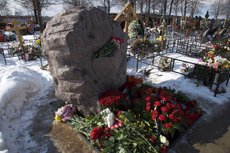 Годовщина убийства: У могилы Немцова - никого, все на марше