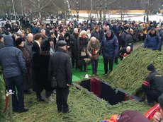 Оппозиционеры похоронили Немцова сразу на трех кладбищах