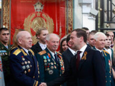 Медведев: Несмотря на критику, парады надо проводить ежегодно