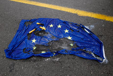 В Киеве срывают и топчут флаги ЕС