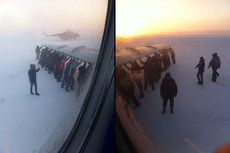 Сибирь, -52 мороза. Пассажиры толкают примерзший самолет