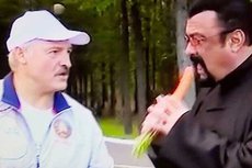 Стивен Сигал поел морковки из рук Лукашенко