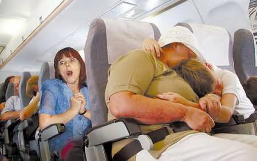 Можно летать самолетом после инфаркта. Толстый пассажир в самолете. Люди в самолете. Толстый человек в самолете.