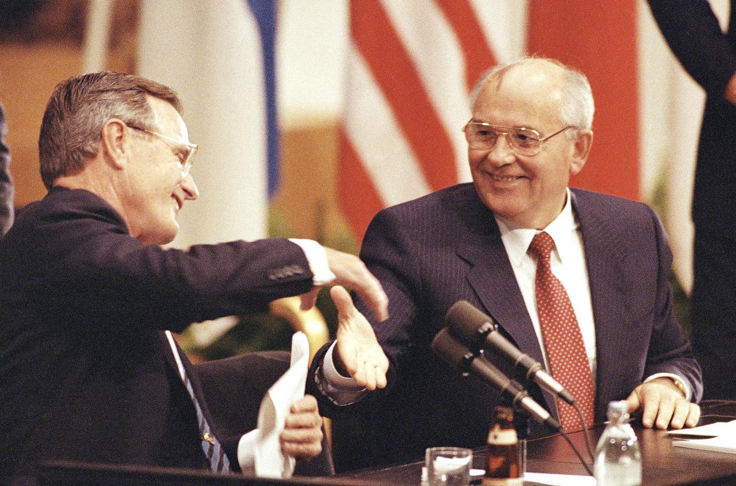 Джордж Буш старший и Горбачев. Буш и Горбачев 1991. Саммит 1989 Буш-Горбачев. В каком городе крыма состоялись переговоры ссср